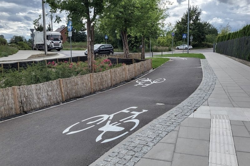 Droga dla rowerów: kto jedzie pierwszy? Przepisy w praktyce